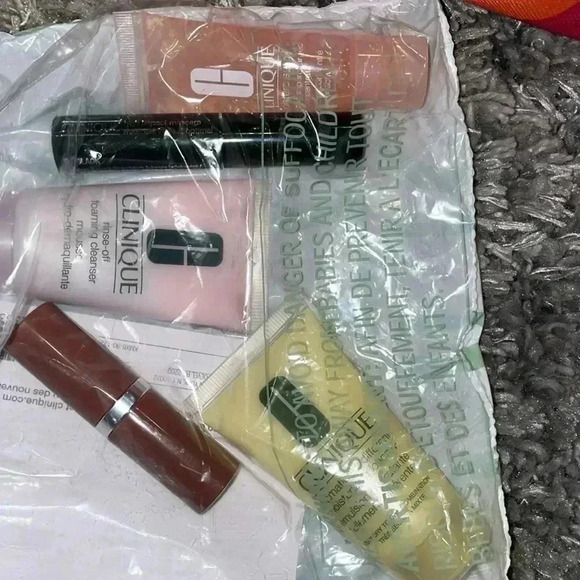 COPY - Clinique travel/ Makeup bag - Picture 4 of 4